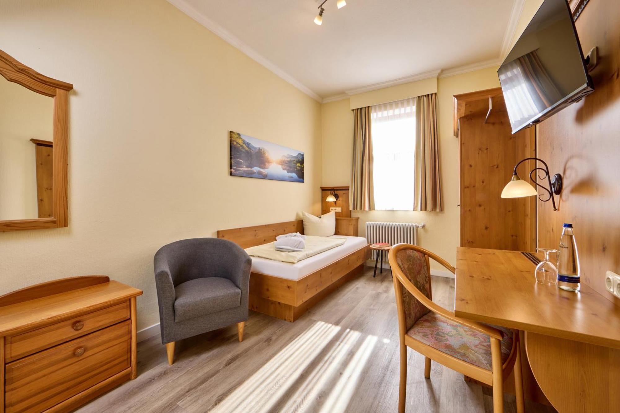 Hotel Vier Jahreszeiten Гармиш-Партенкирхен Экстерьер фото